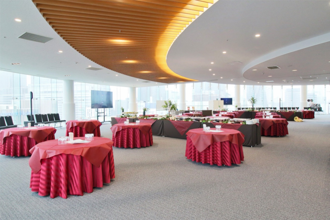 社外向け・集客イベントの会場（円卓レイアウト）